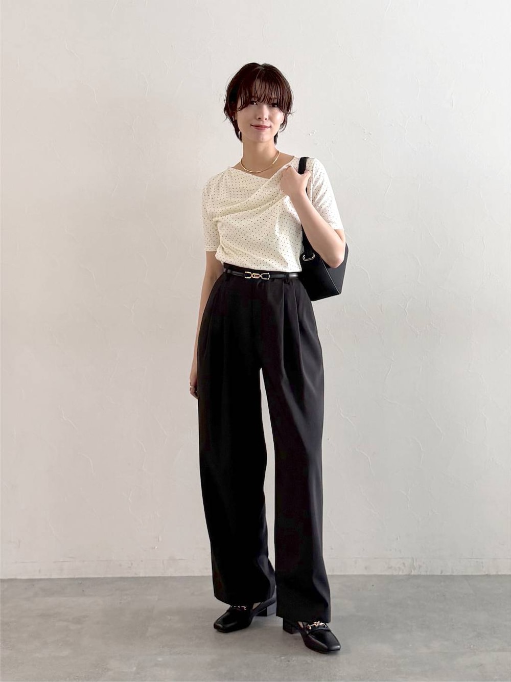 ホワイト系のTシャツ/カットソー、ブラック系のローファー、ブラック系のその他パンツを着用したレディースの夏コーディネートの1枚目の写真