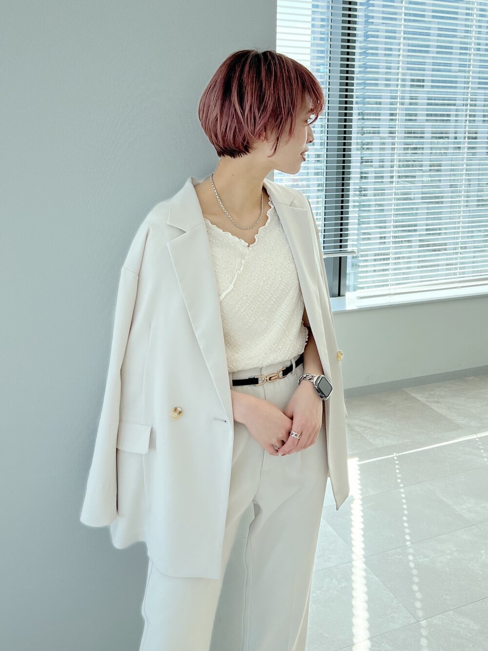 ホワイト系のテーラードジャケット、ホワイト系のTシャツ/カットソー、ホワイト系のスラックスを着用したレディースの春コーディネートの2枚目の写真