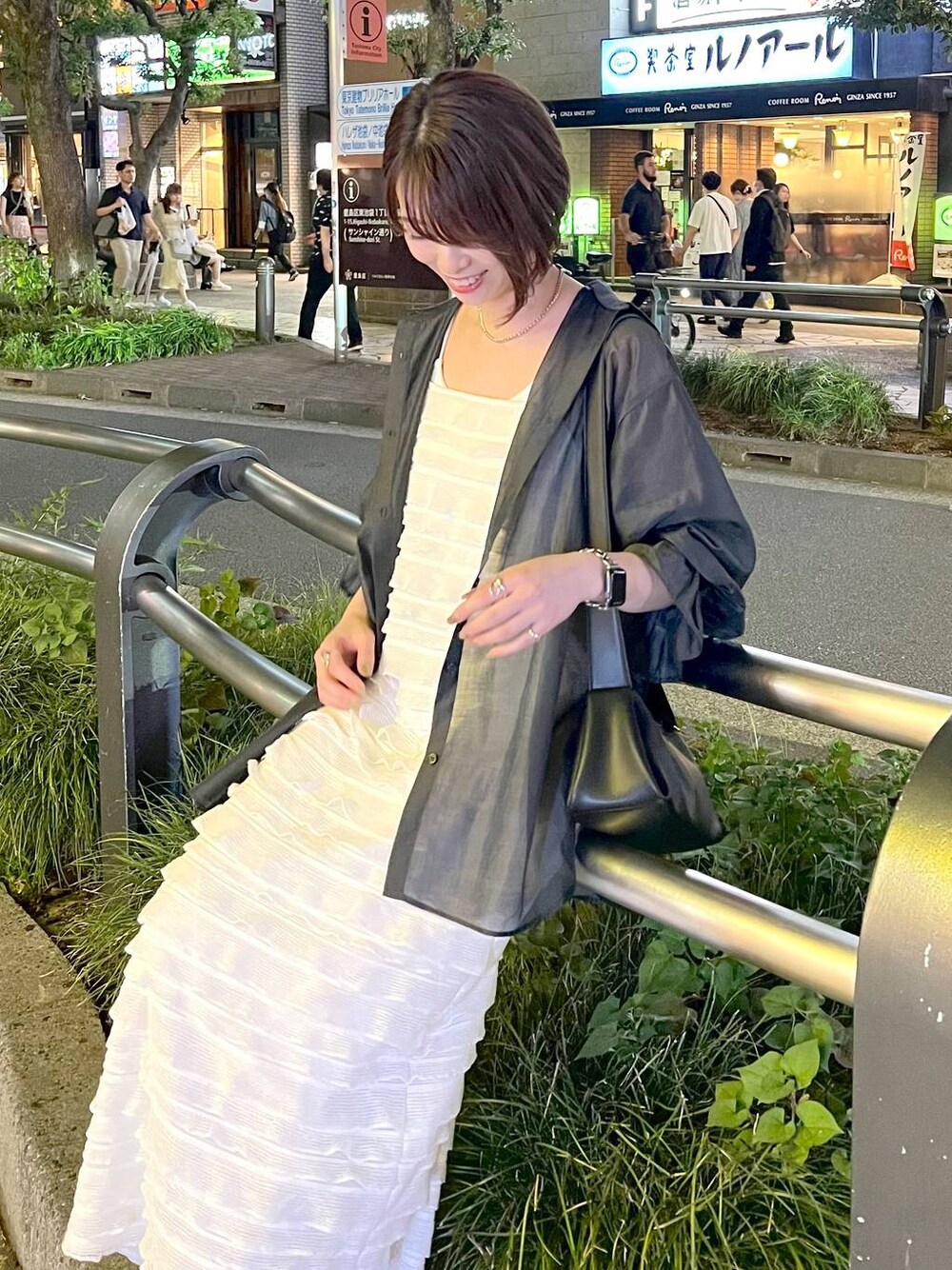 ホワイト系のワンピース、グレー系のシャツ/ブラウス、ホワイト系のキャミソールを着用したレディースの夏コーディネートの1枚目の写真