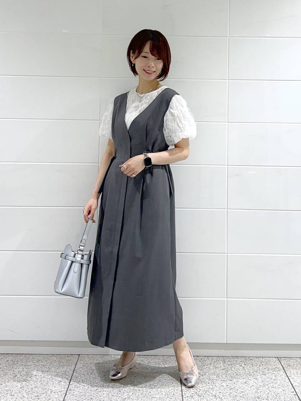 シルバー系のバレエシューズ、ホワイト系のシャツ/ブラウス、シルバー系のショルダーバッグを着用したレディースの夏コーディネートの1枚目の写真