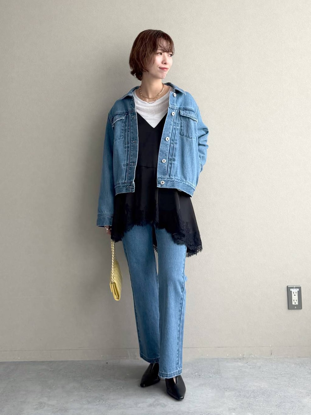 ホワイト系のTシャツ/カットソー、ブルー系のデニムジャケット、ブルー系のデニムパンツを着用したレディースの冬コーディネートの1枚目の写真