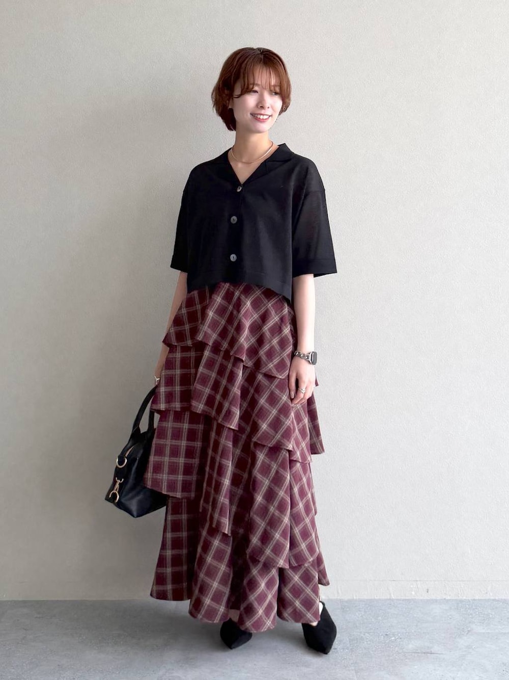 ブラック系のサンダル、レッド系のスカート、ブラック系のニット/セーターを着用したレディースの夏コーディネートの1枚目の写真