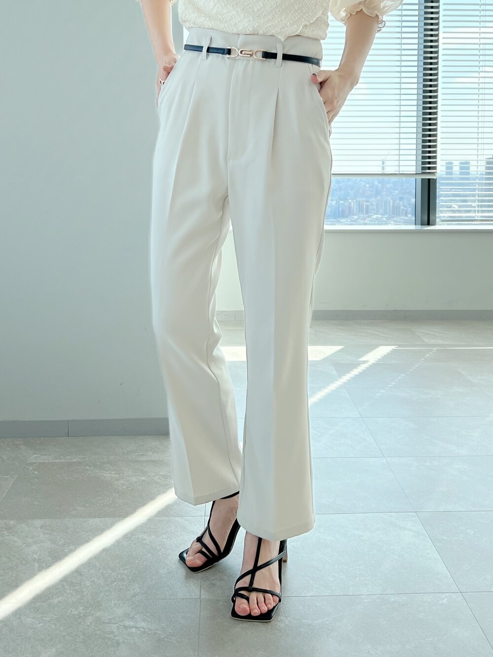 ホワイト系のテーラードジャケット、ホワイト系のTシャツ/カットソー、ホワイト系のスラックスを着用したレディースの春コーディネートの4枚目の写真