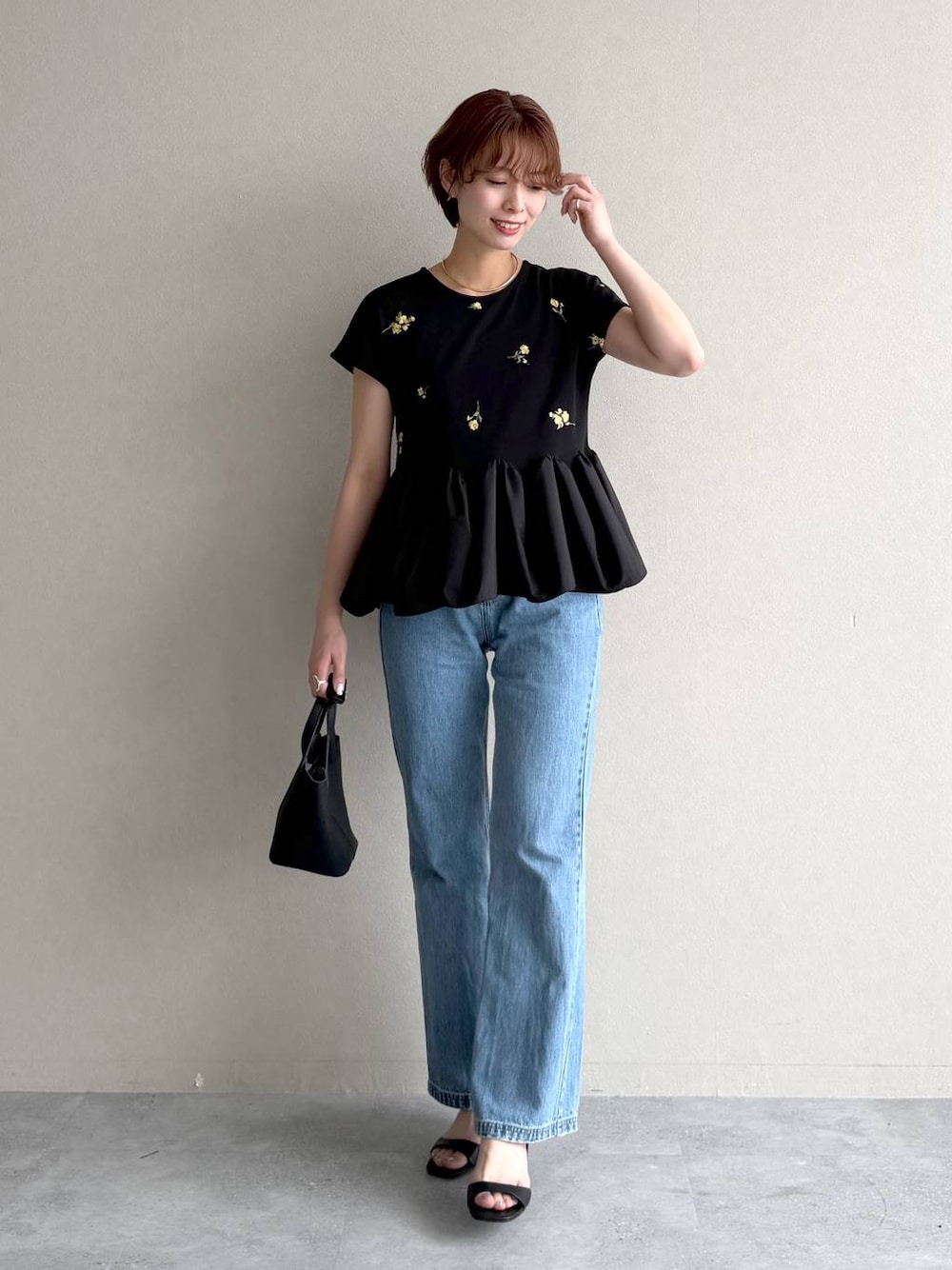 その他のTシャツ/カットソー、ブルー系のデニムパンツ、ブラック系のサンダルを着用したレディースの夏コーディネートの1枚目の写真