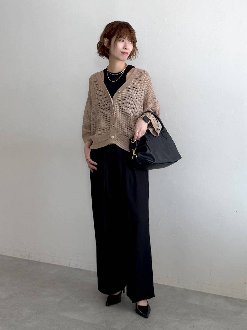 ブラック系のボストンバッグ、ブラック系のサンダル、ブラック系のタンクトップを着用したレディースの春コーディネートの1枚目の写真