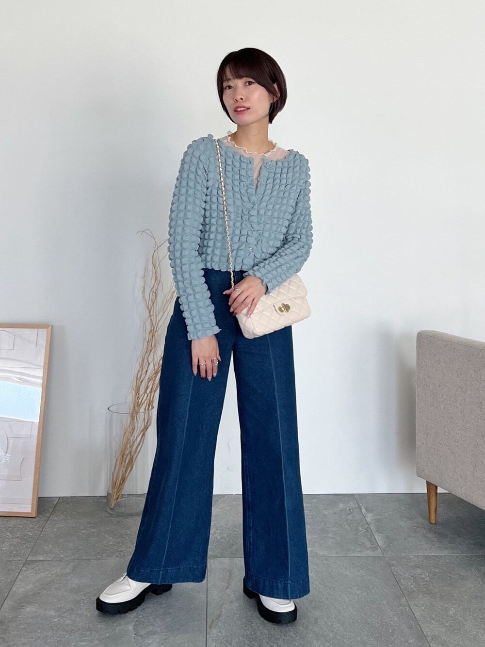 ブルー系のカーディガン/ボレロ、ホワイト系のトップス、ホワイト系のバッグを着用したレディースの夏コーディネートの1枚目の写真