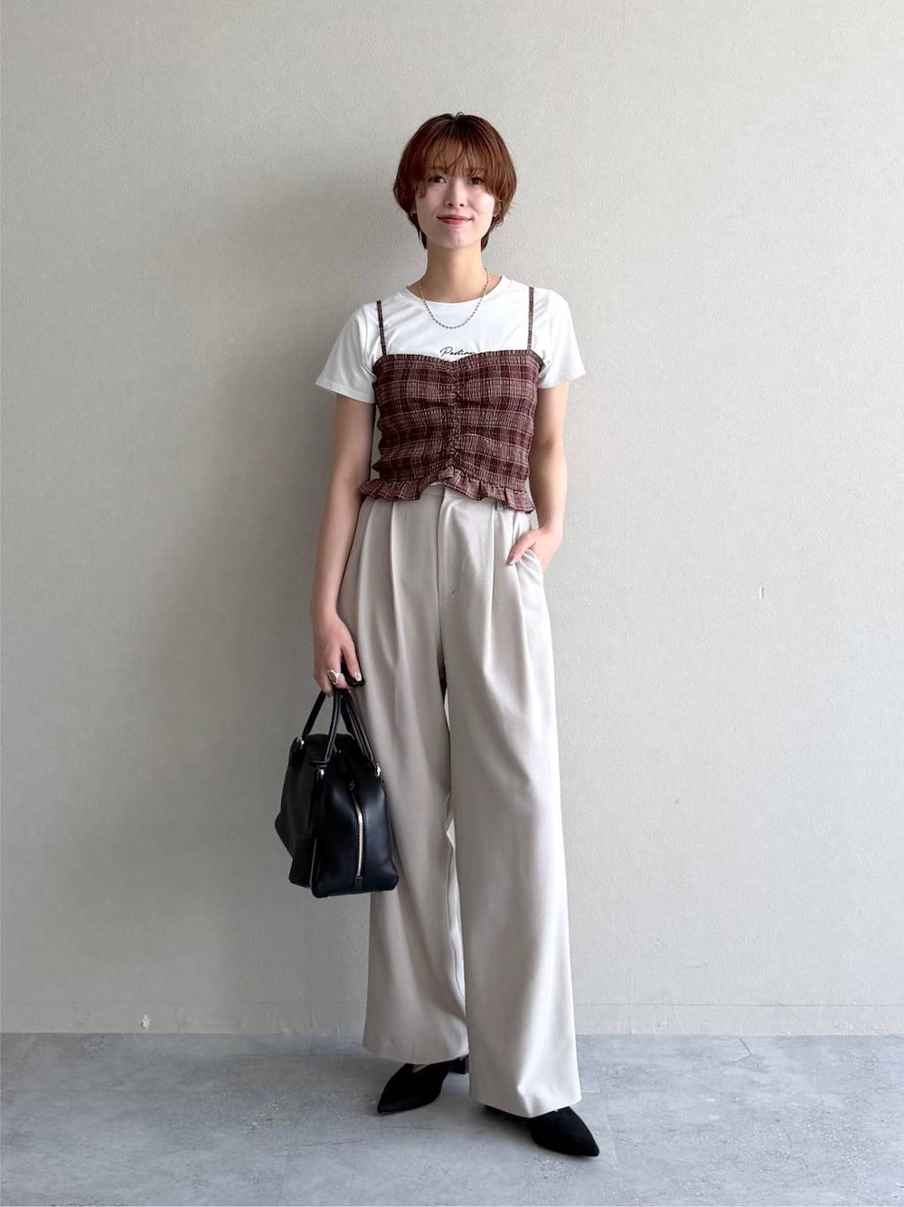 ブラック系のサンダル、ホワイト系のTシャツ/カットソー、レッド系のシャツ/ブラウスを着用したレディースの夏コーディネートの1枚目の写真