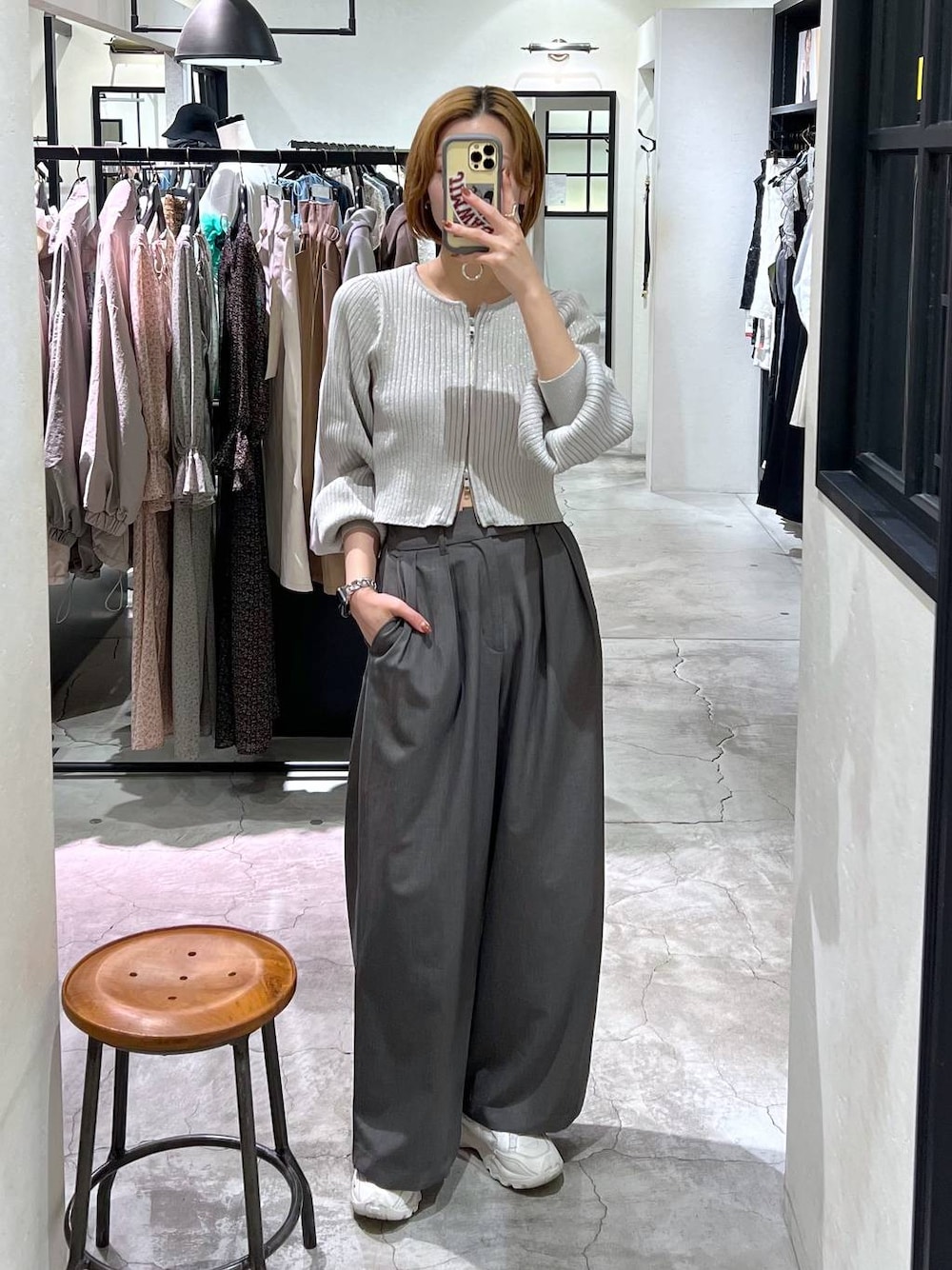 グレー系のその他パンツ、グレー系のカーディガン/ボレロを着用したレディースの秋コーディネートの1枚目の写真