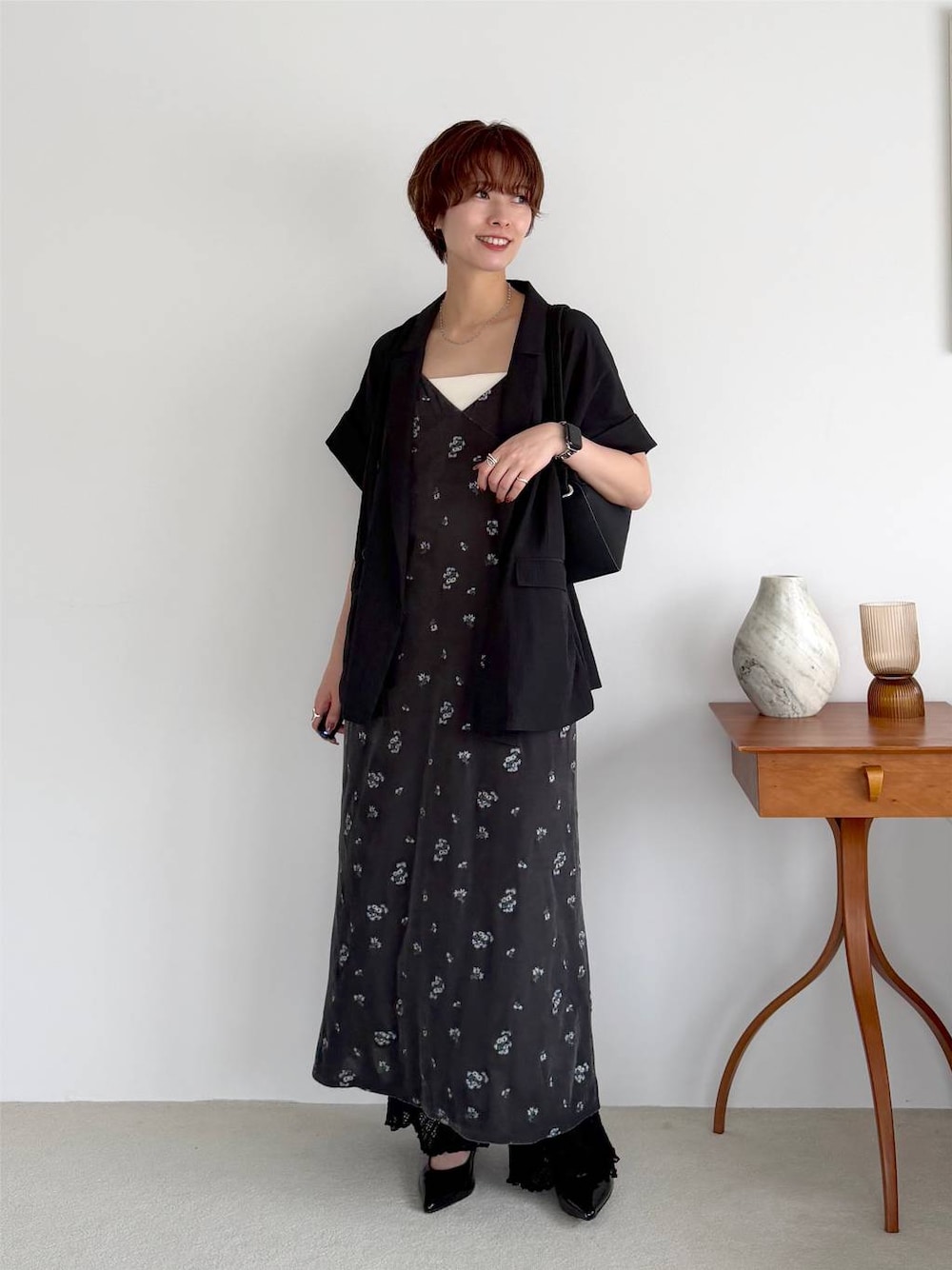 ブラック系のその他パンツ、グレー系のワンピース、ブラック系のサンダルを着用したレディースの夏コーディネートの1枚目の写真