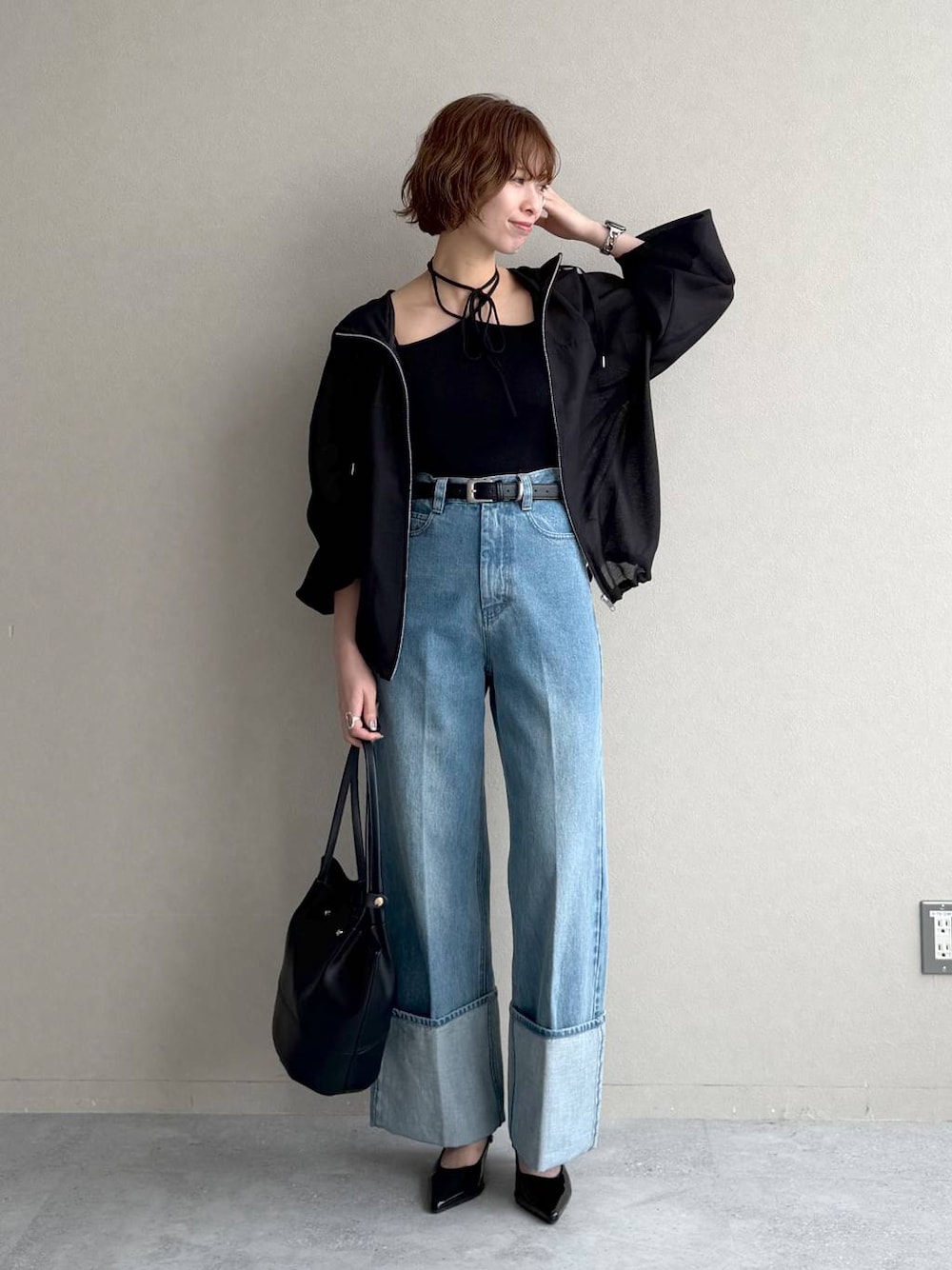 ブラック系のサンダル、ブルー系のデニムパンツ、ブラック系のキャミソールを着用したレディースの春コーディネートの1枚目の写真