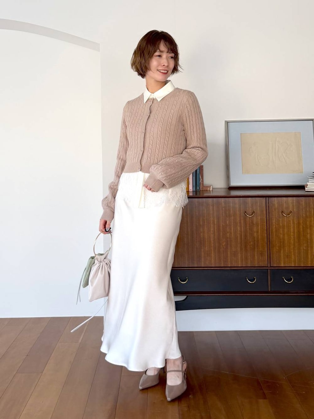 ベージュ系のワンピース、ホワイト系のシャツ/ブラウス、ブラウン系のサンダルを着用したレディースの冬コーディネートの1枚目の写真