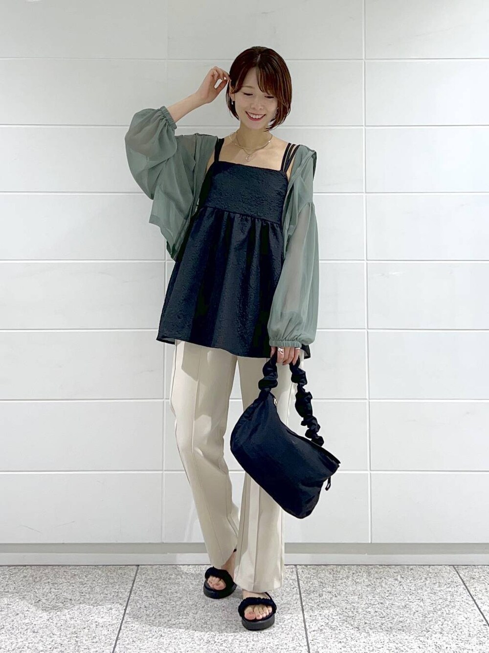 ブラック系のサンダル、ベージュ系のその他パンツ、グリーン系のパーカーを着用したレディースの夏コーディネートの1枚目の写真