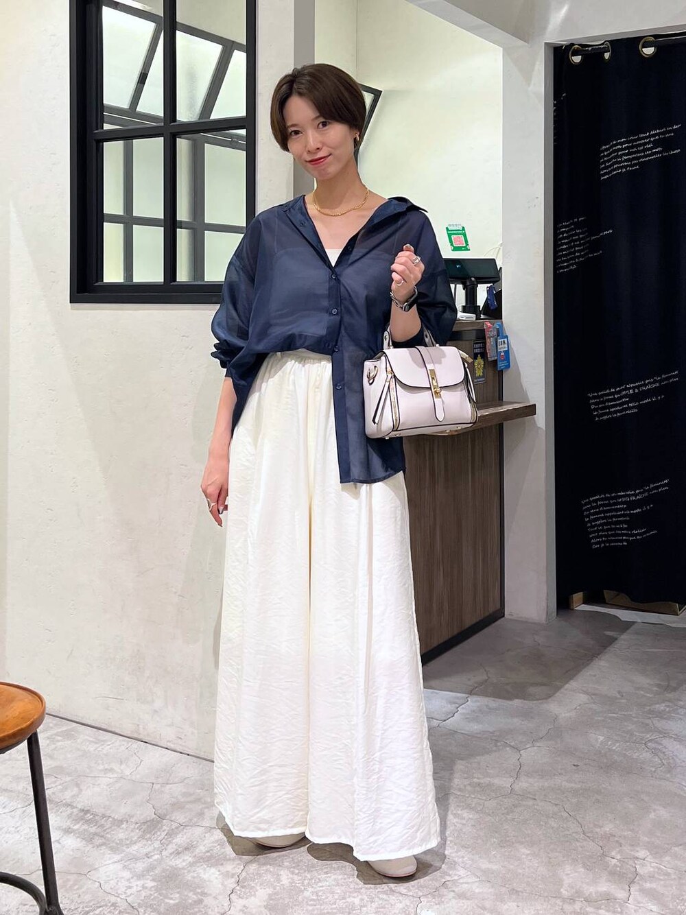 シルバー系のバレエシューズ、ホワイト系のショルダーバッグ、ホワイト系のキャミソールを着用したレディースの夏コーディネートの1枚目の写真