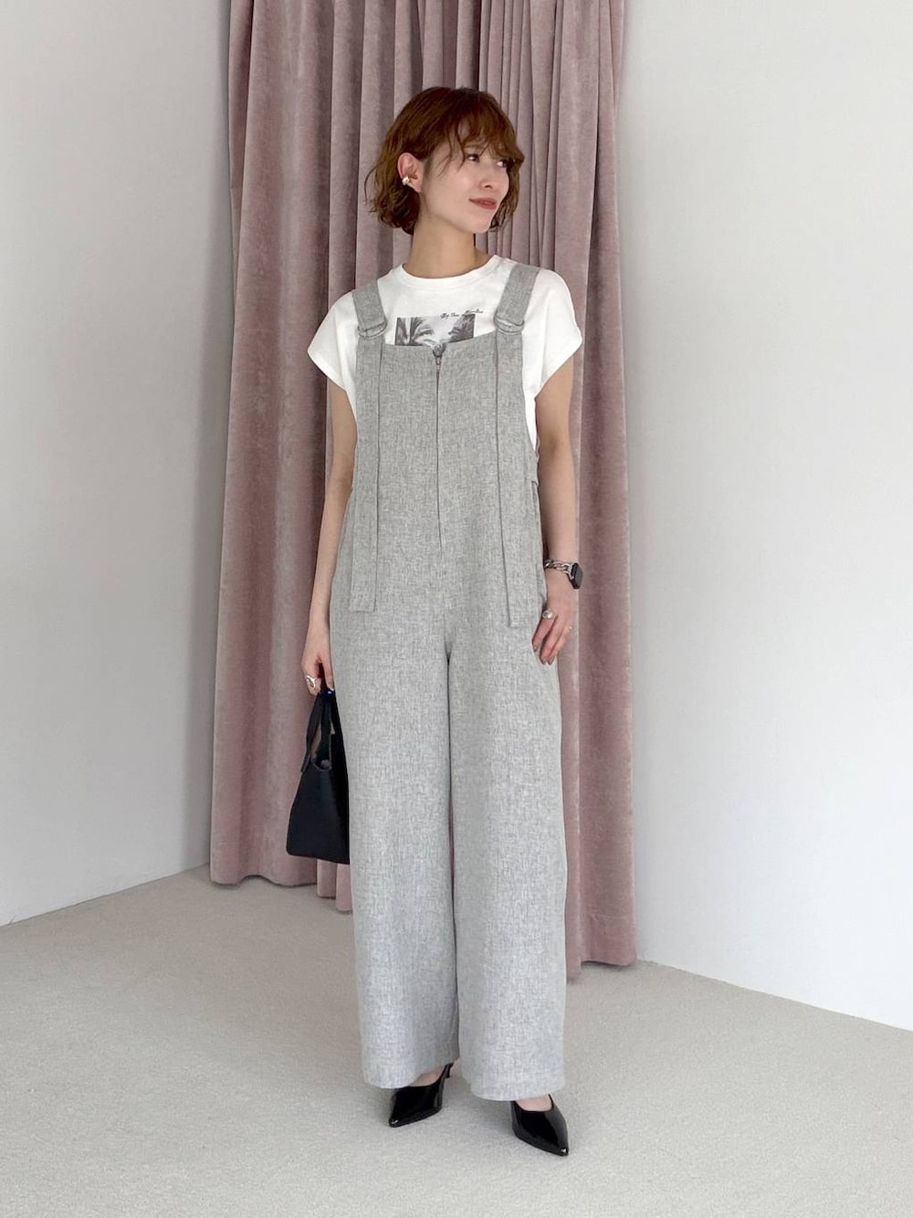 ブラック系のサンダル、ホワイト系のTシャツ/カットソー、グレー系のサロペット/オーバーオールを着用したレディースの春コーディネートの1枚目の写真
