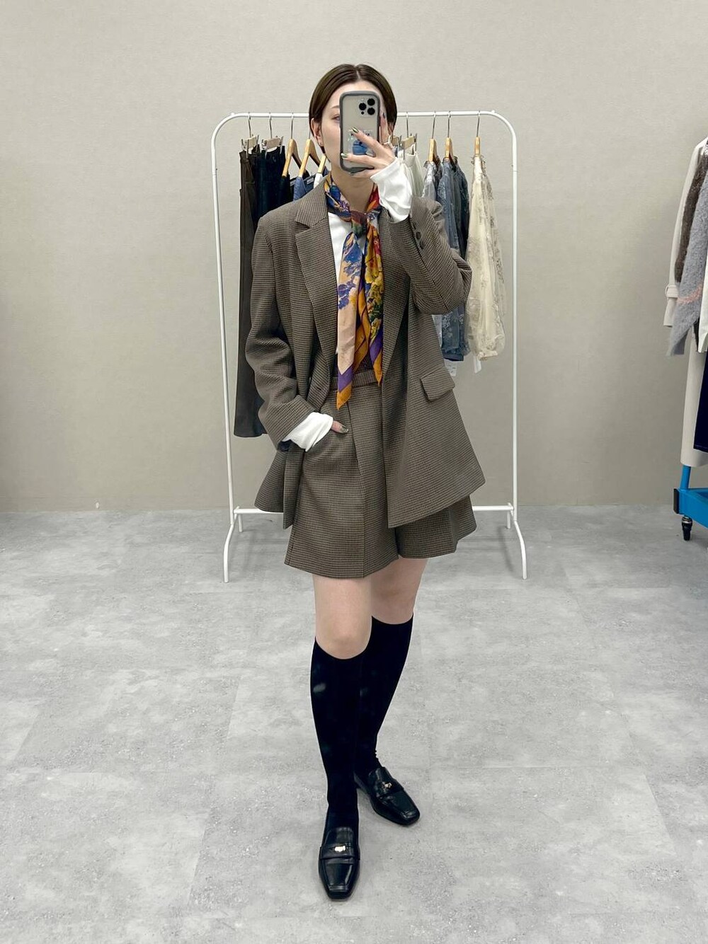 ホワイト系のTシャツ/カットソー、ブラウン系のその他パンツ、ブラウン系のテーラードジャケットを着用したレディースの秋コーディネートの1枚目の写真