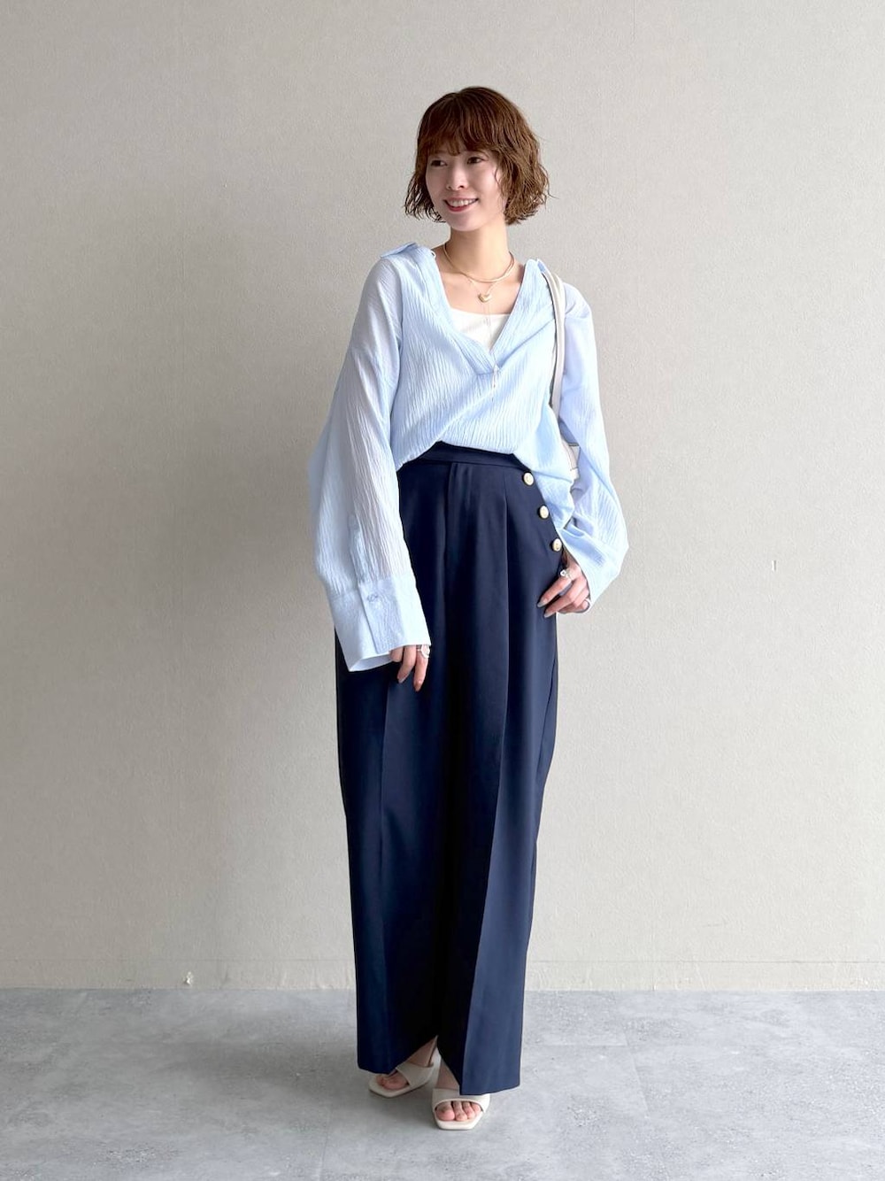 ホワイト系のサンダル、ブルー系のシャツ/ブラウス、ブルー系のその他パンツを着用したレディースの春コーディネートの1枚目の写真