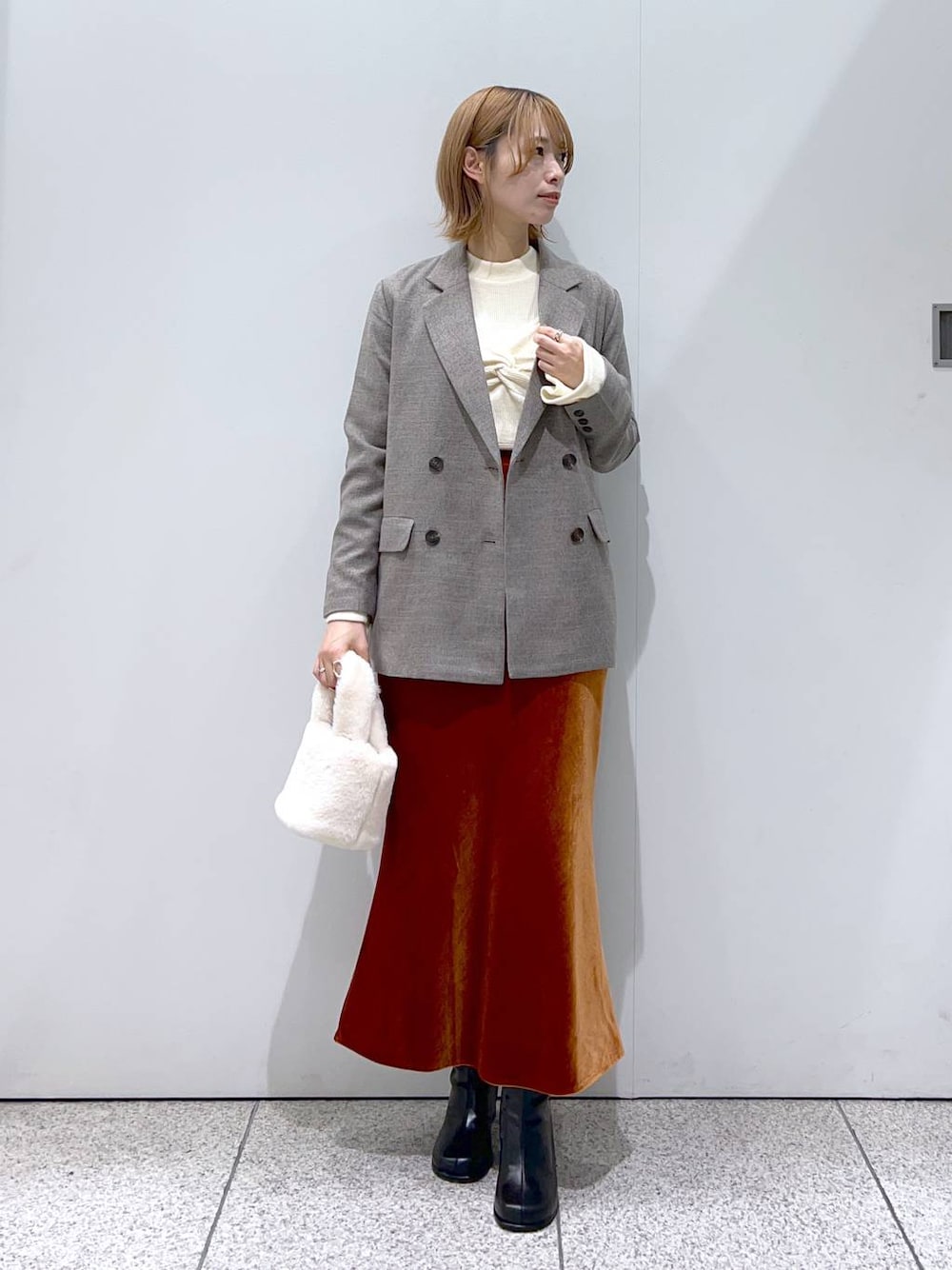 ホワイト系のTシャツ/カットソー、ブラック系のブーツ、グレー系のテーラードジャケットを着用したレディースの秋コーディネートの1枚目の写真