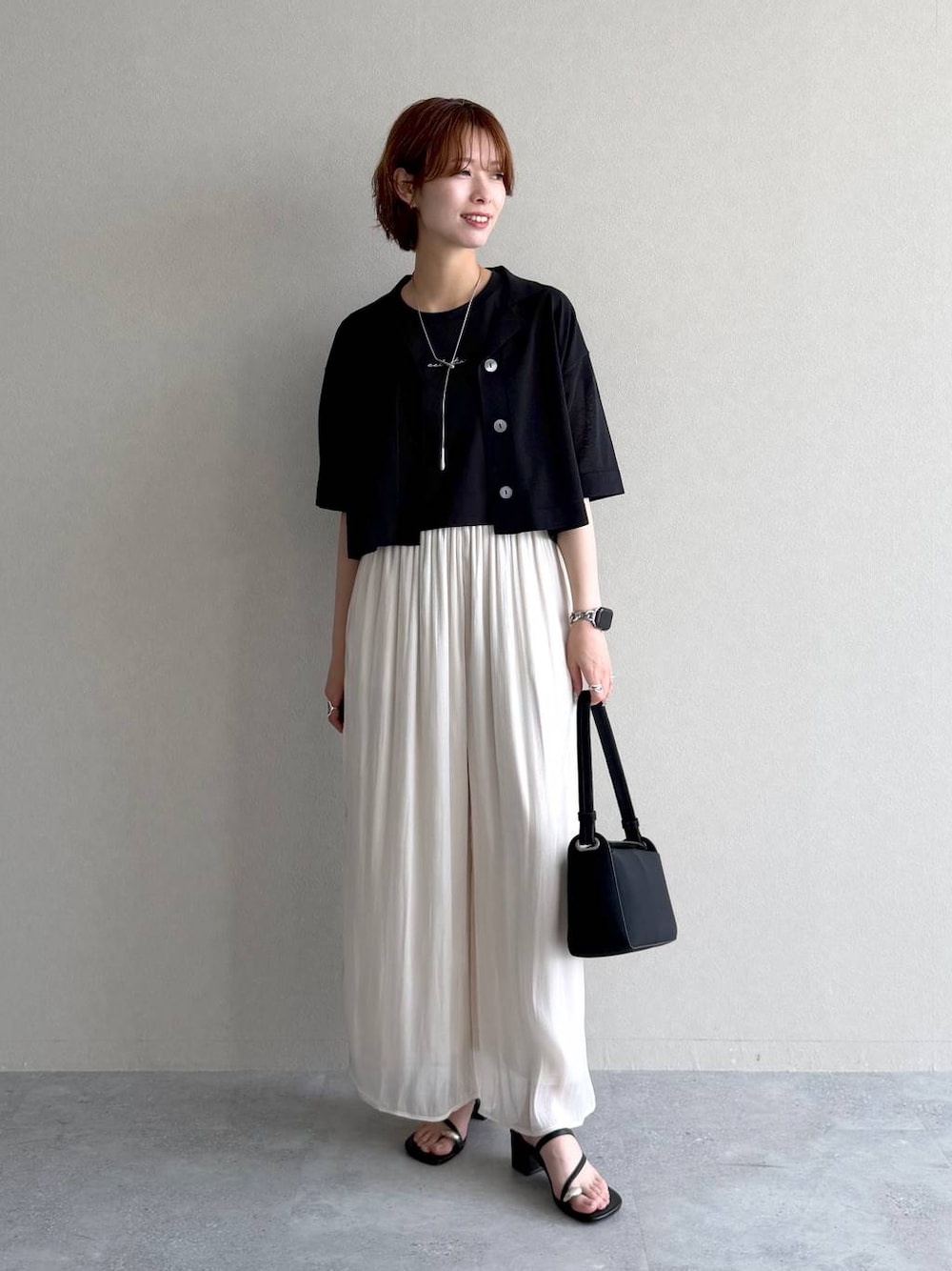 ホワイト系のその他パンツ、ブラック系のTシャツ/カットソー、ブラック系のニット/セーターを着用したレディースの夏コーディネートの1枚目の写真