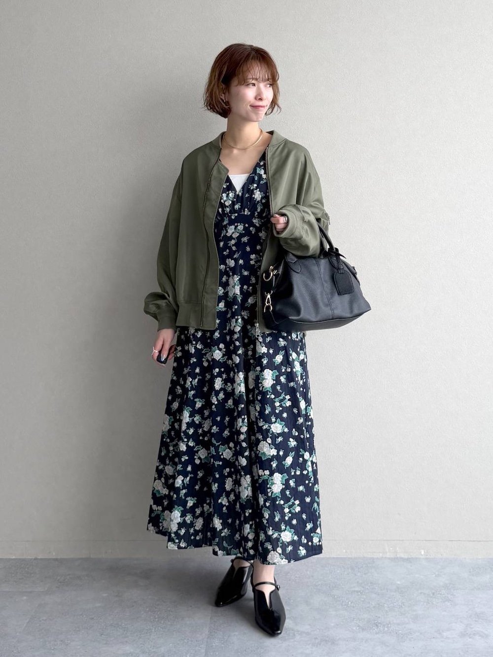 ブラック系のボストンバッグ、ブラック系のサンダル、グリーン系のMA-1を着用したレディースの春コーディネートの1枚目の写真