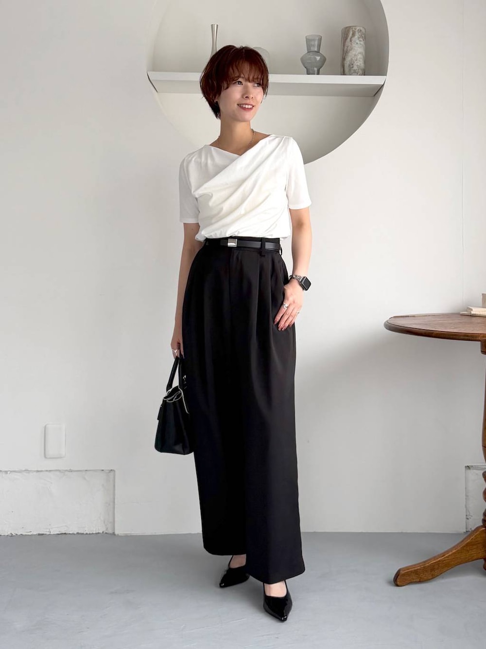 ホワイト系のTシャツ/カットソー、ブラック系のショルダーバッグ、ブラック系のサンダルを着用したレディースの夏コーディネートの1枚目の写真