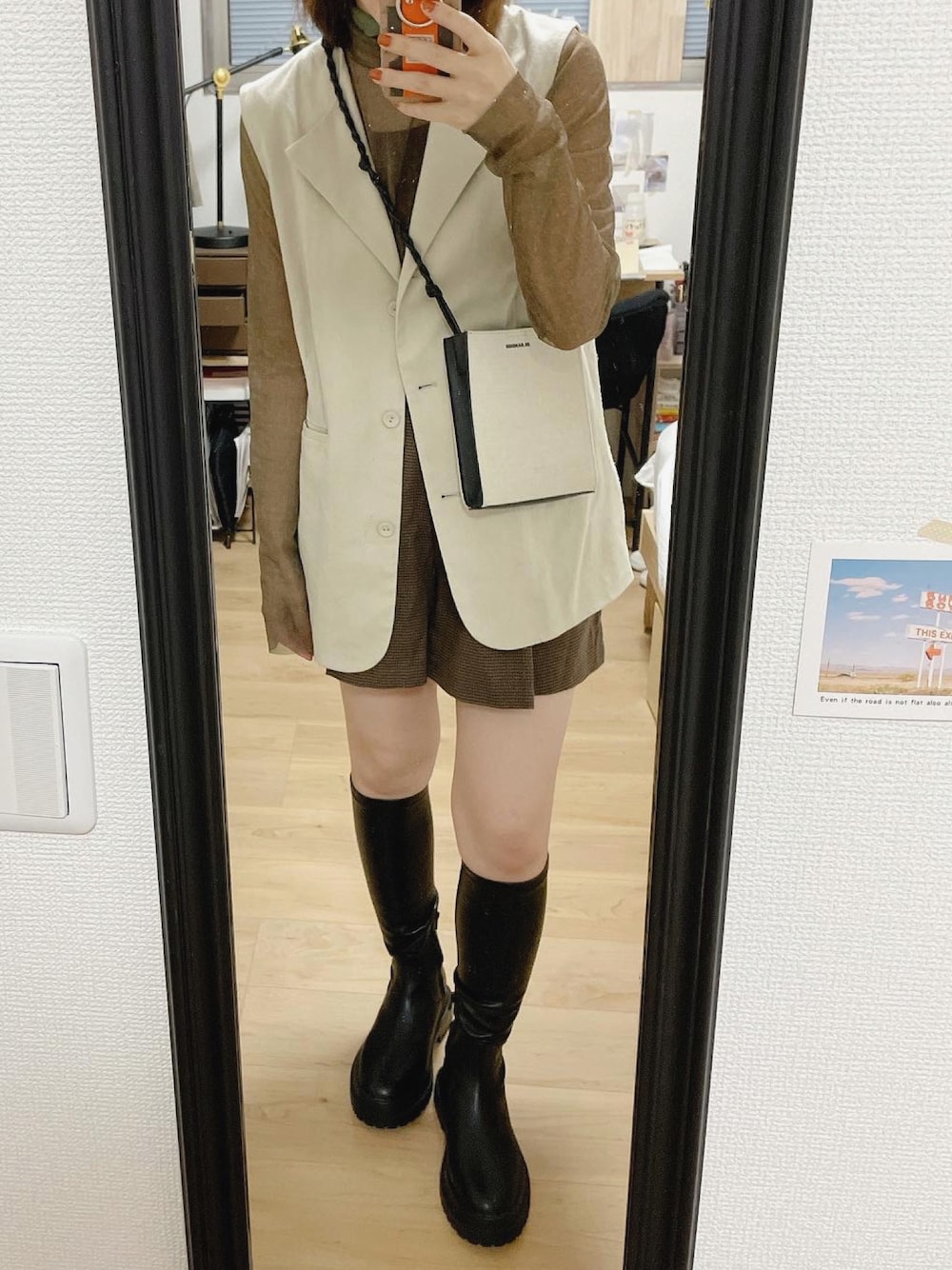 「オトナカジュアル、ロングブーツ、ブーツ、ベスト、ジレ、NOKCHA、stylemixer、GUブーツ、ショートパンツ、ショートパンツスタイル、くすみカラー、ブラウンコーデ、シアートップス、スタミキ、GUコーデ」｜「GUのアイテム（ブーツ、ブラック系）」を使った、rieko✴︎さん（レディース・156cm）の秋コーディネートの1枚目の写真