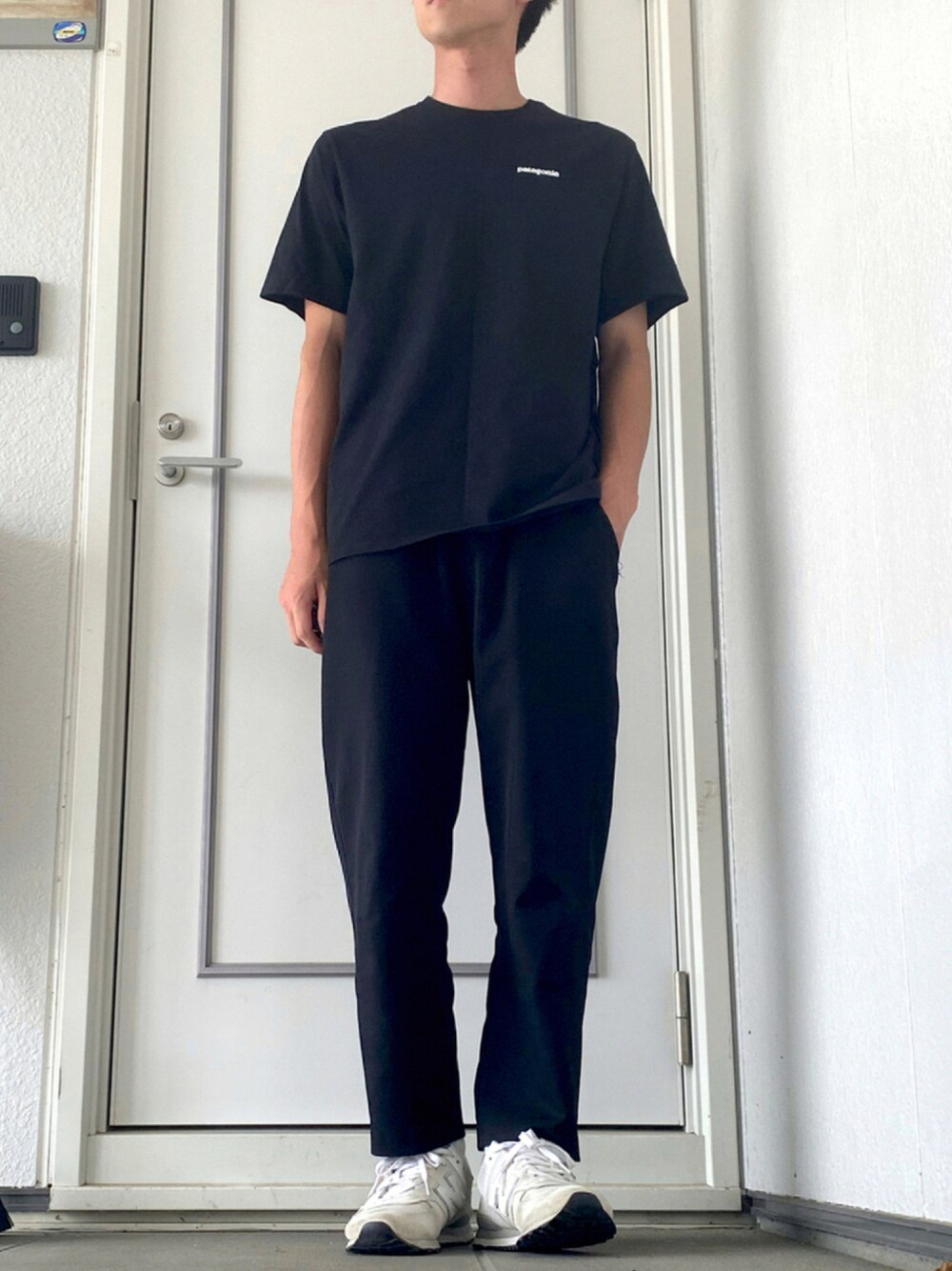 「ブラック、オールブラック、ワントーンコーデ、モノトーン、白スニーカー、スラックス、ビッグシルエット、patagonia、New Balance、ストリート」｜「patagoniaのパタゴニア / メンズ・P-6ロゴ・レスポンシビリティー（Tシャツ/カットソー、ブラック系）」を使った、kaasuke🐾さん（メンズ・180cm）の秋コーディネートの1枚目の写真