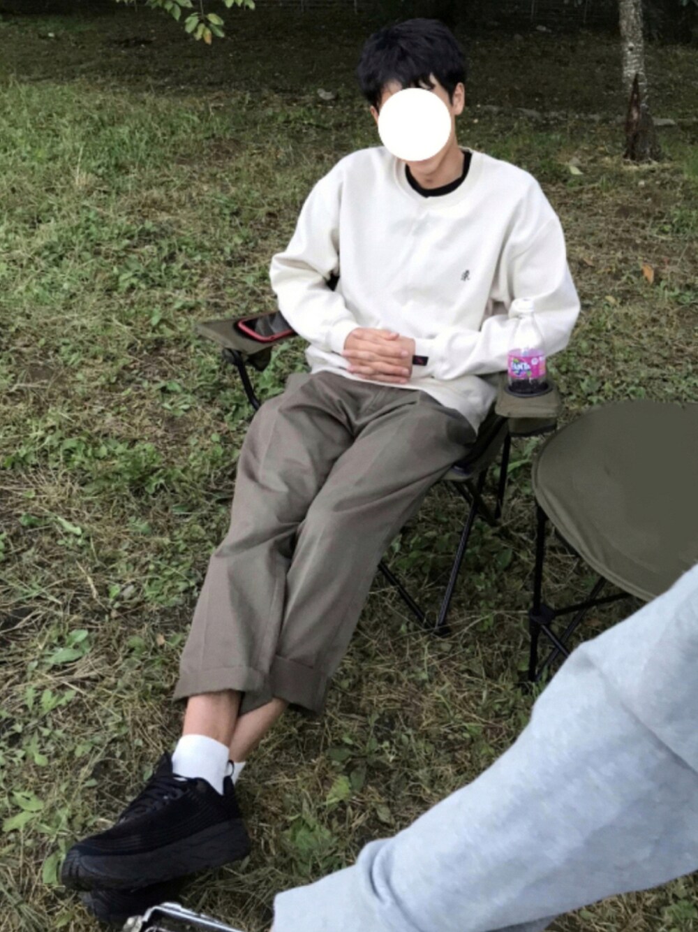 「古着、スウェット、ベージュ、アウトドアスタイル、ストリート、スラックス、カーキ、休日スタイル、ワイドパンツ、ロゴスウェット、白ソックス、古着MIX、厚底シューズ、秋コーデ、秋服準備はじめました」｜「FREAK'S STOREの▽GRAMICCI/グラミチ 別注刺繍LOGO SWEAT CREW NECK/ロゴスウェット（スウェット、ベージュ系）」を使った、kaasuke🐾さん（メンズ・180cm）の秋コーディネートの1枚目の写真