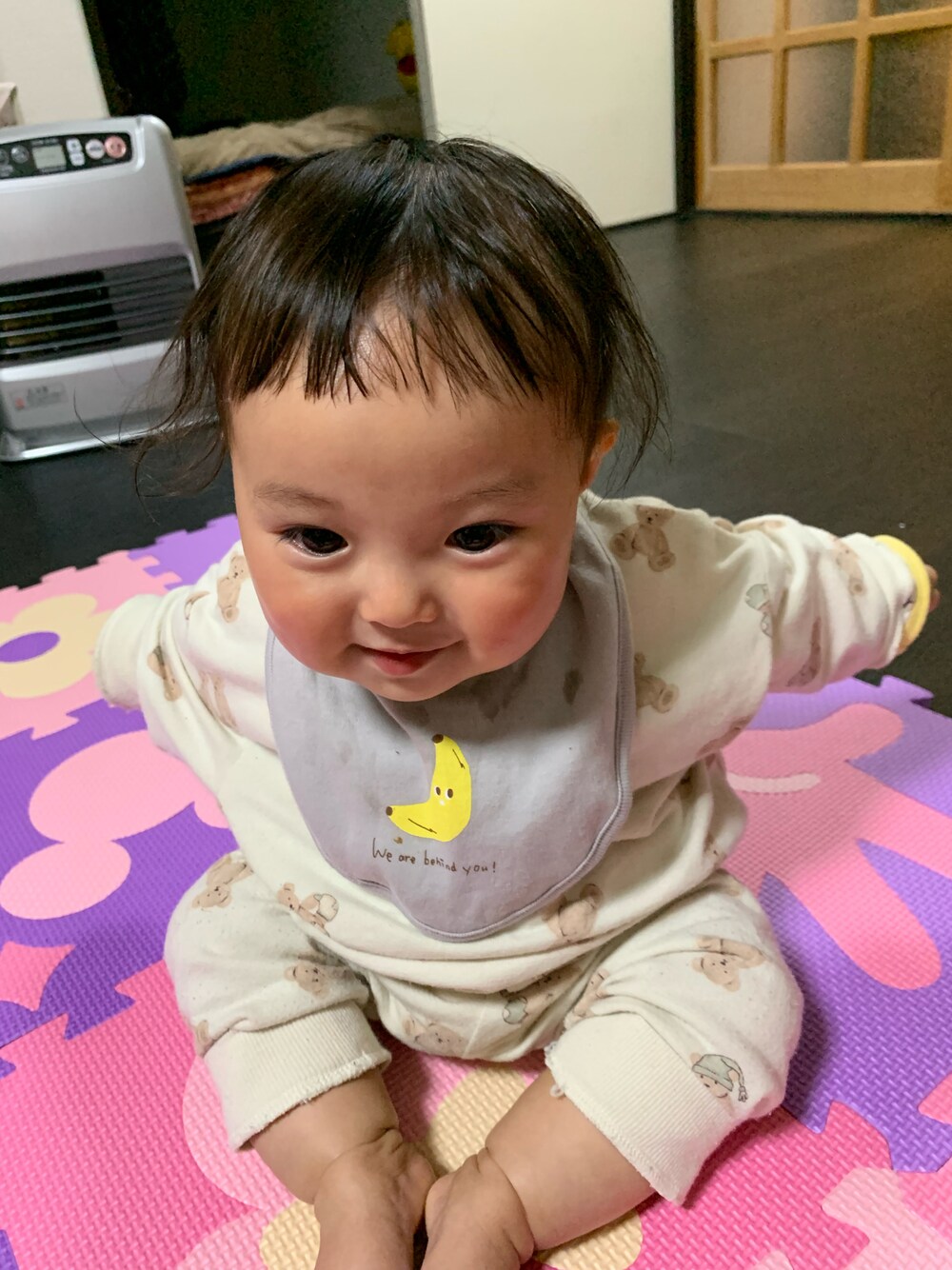 「女の子ベビー、ベビーパジャマ」｜「西松屋のアイテム（スタイ/よだれかけ、グレー系）」を使った、apricotさん（キッズ・70cm）の春コーディネートの1枚目の写真