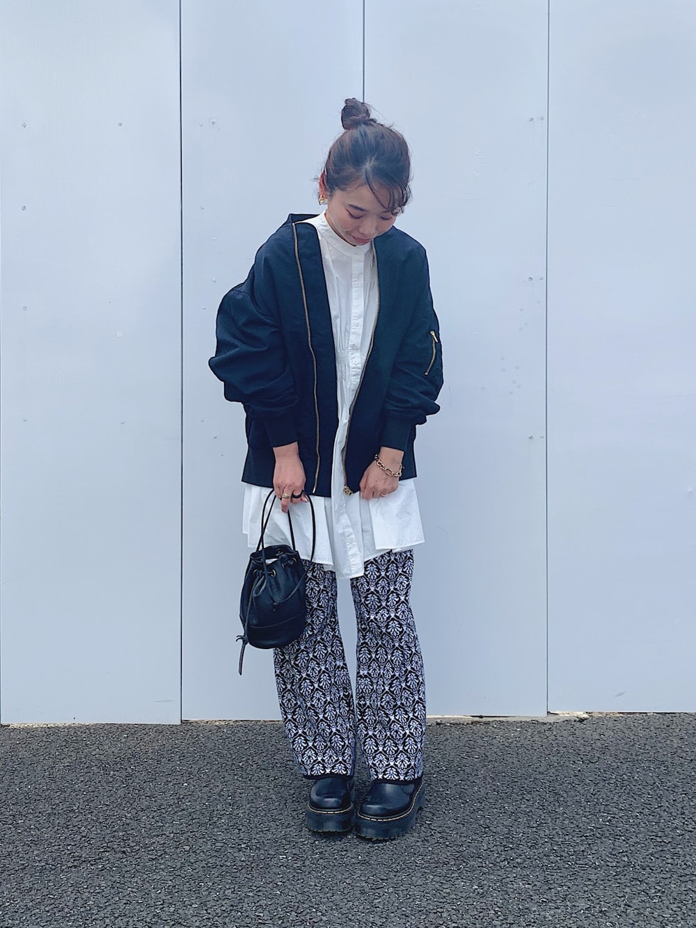 ブラック系のショルダーバッグ、ブラック系のその他パンツ、ブルー系のMA-1を着用したレディースの春コーディネートの1枚目の写真