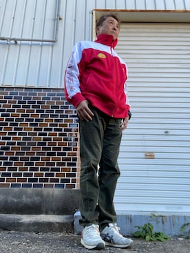 「アイテム（ジャージ、レッド系）」を使った、Shinji Tsuruさん（メンズ・173cm）の冬コーディネート