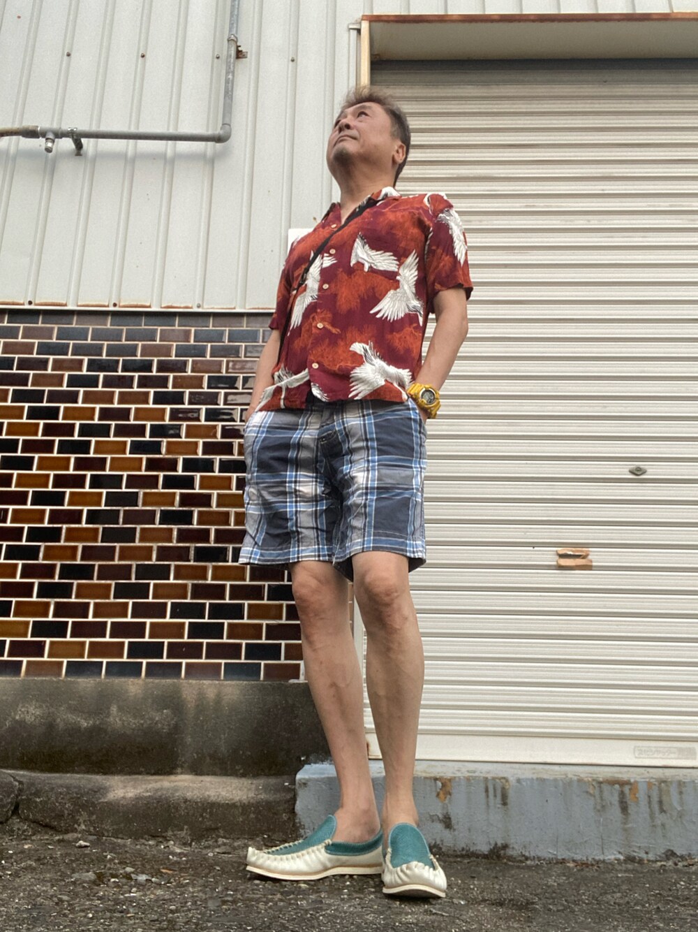「ジャンボ都留」｜「ALOHAのアイテム（シャツ/ブラウス、レッド系）」を使った、Shinji Tsuruさん（メンズ・173cm）の秋コーディネートの1枚目の写真