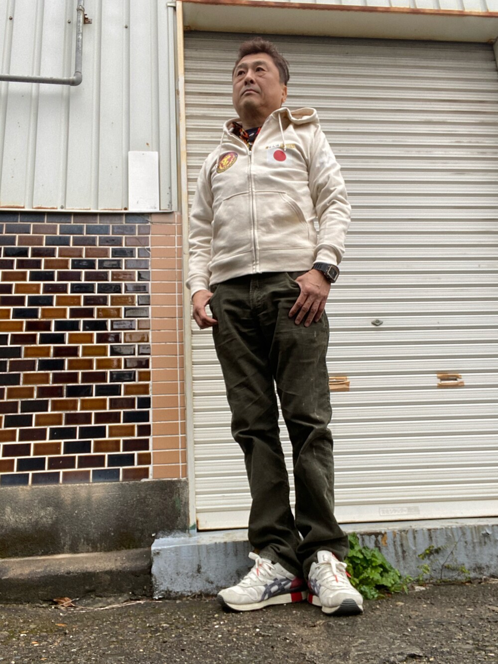 「ジャンボ都留」｜「GAPのアイテム（デニムパンツ、グリーン系）」を使った、Shinji Tsuruさん（メンズ・173cm）の春コーディネートの1枚目の写真