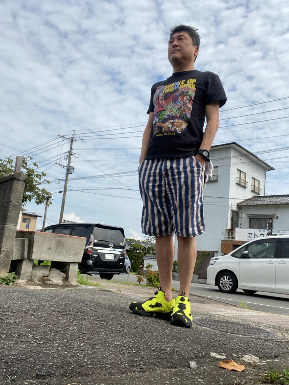イエロー系のスニーカー、その他のデニムパンツ、ブラック系のTシャツ/カットソーを着用したメンズの秋コーディネートの1枚目の写真