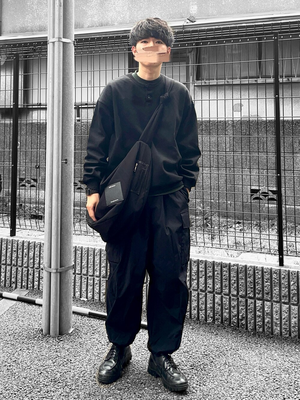 ブラック系のTシャツ/カットソー、ブラック系のショルダーバッグ、グリーン系のTシャツ/カットソーを着用したメンズの春コーディネートの1枚目の写真