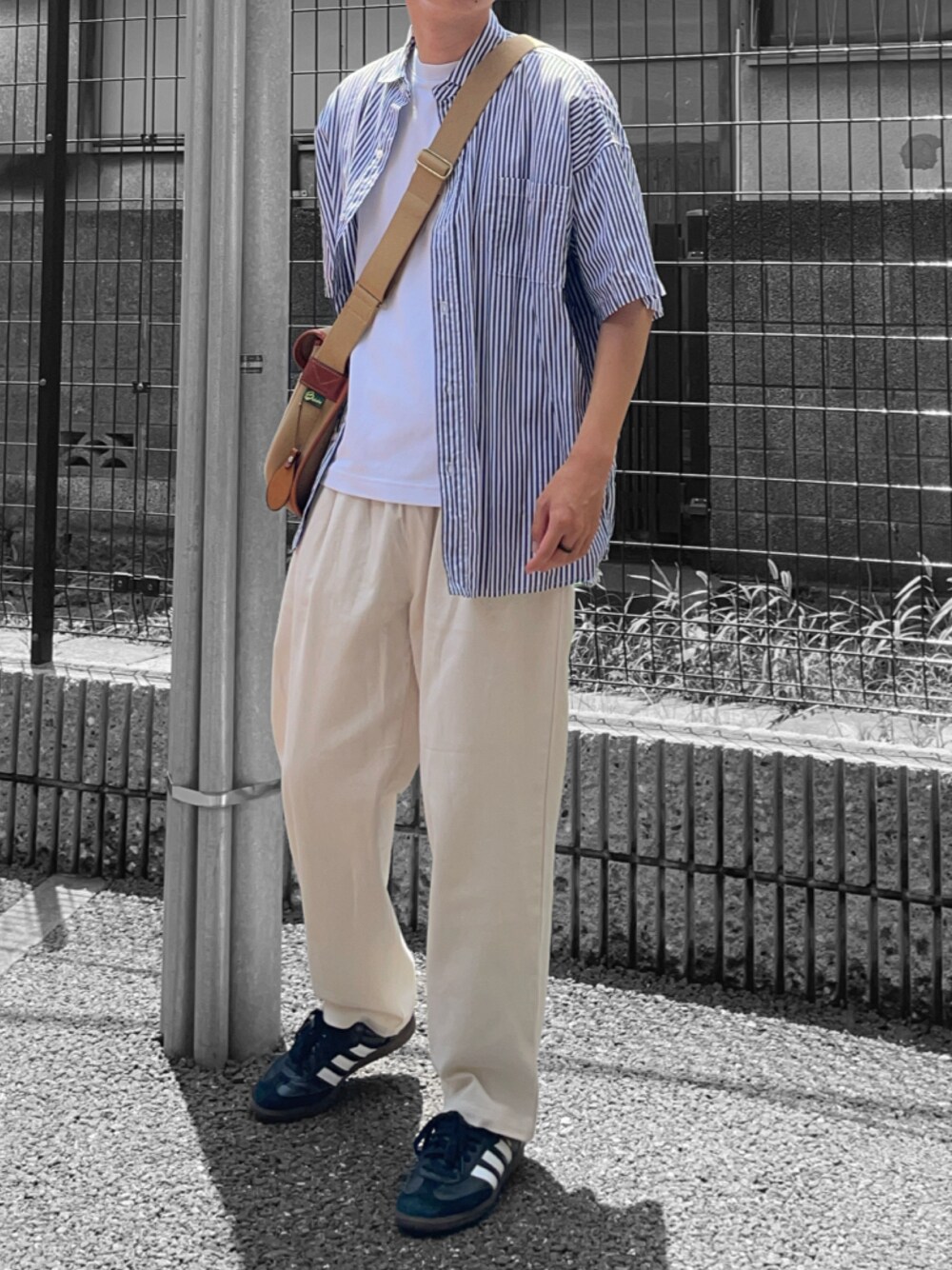 ブラック系のシャツ/ブラウス、ホワイト系のTシャツ/カットソー、ベージュ系のショルダーバッグを着用したメンズの夏コーディネートの1枚目の写真