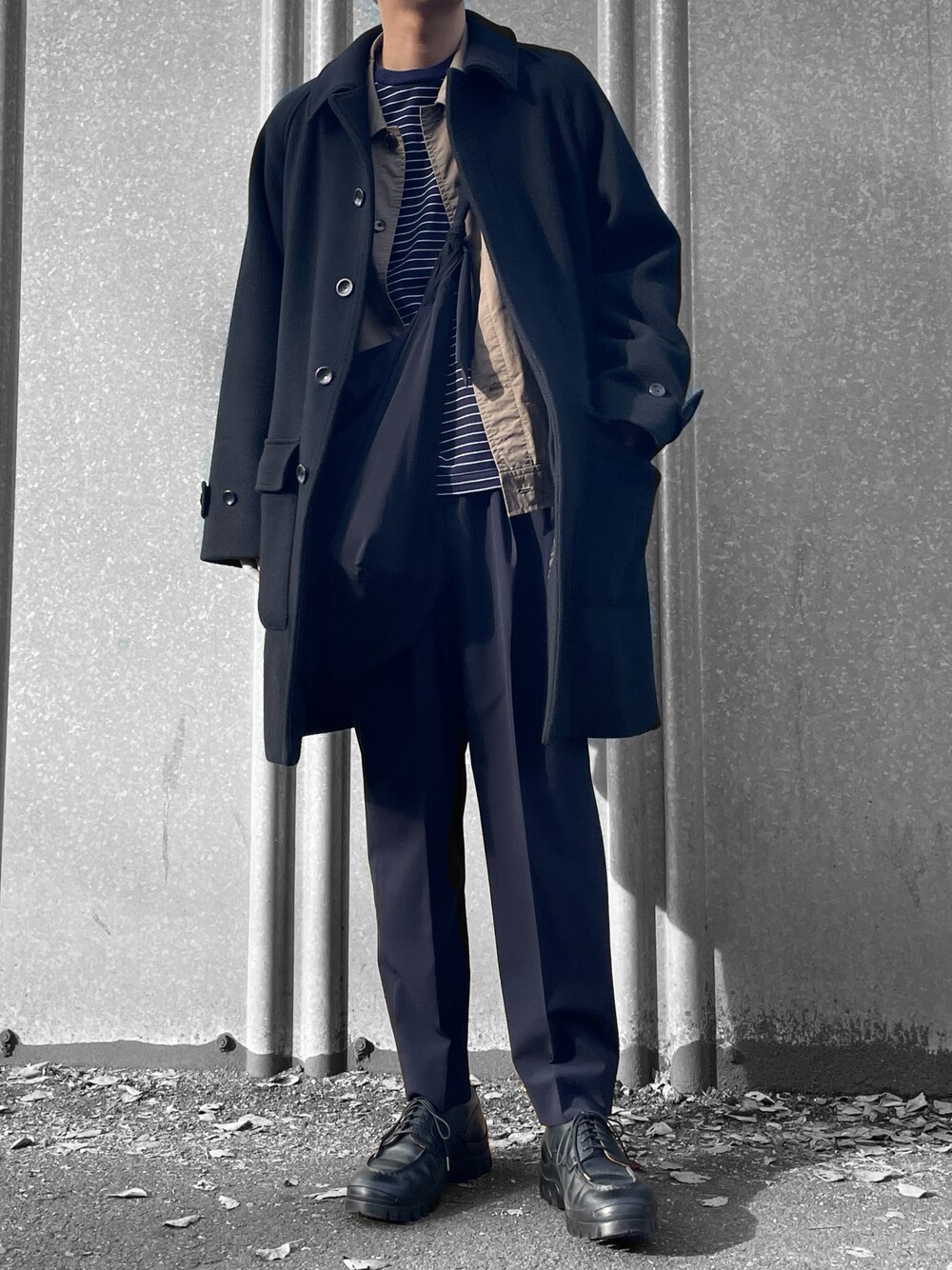 ブラック系のジャケット/アウター、グリーン系のブルゾン、ブラック系のショルダーバッグを着用したメンズの冬コーディネートの1枚目の写真