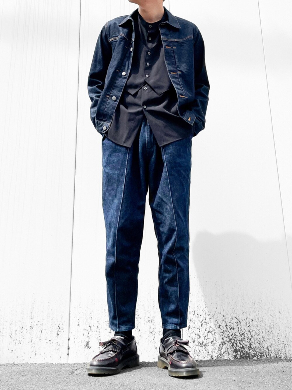 ブルー系のデニムパンツ、ブラック系のシャツ/ブラウス、ブラック系のデニムジャケットを着用したメンズの秋コーディネートの1枚目の写真