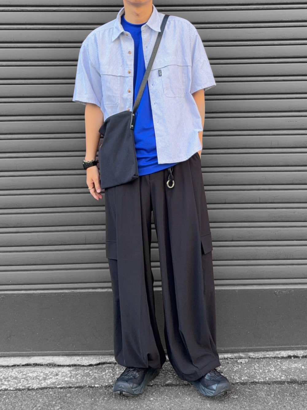 その他のシャツ/ブラウス、ブラック系のカーゴパンツ、ブラック系のサンダルを着用したメンズの夏コーディネートの1枚目の写真