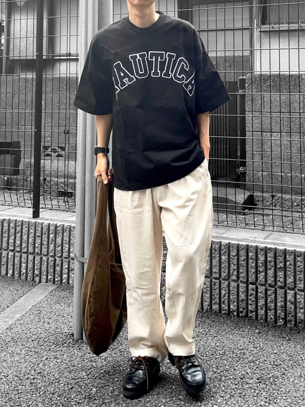 ホワイト系のその他パンツ、ブラウン系のバッグ、ブラック系のモカシン/デッキシューズを着用したメンズの春コーディネートの1枚目の写真