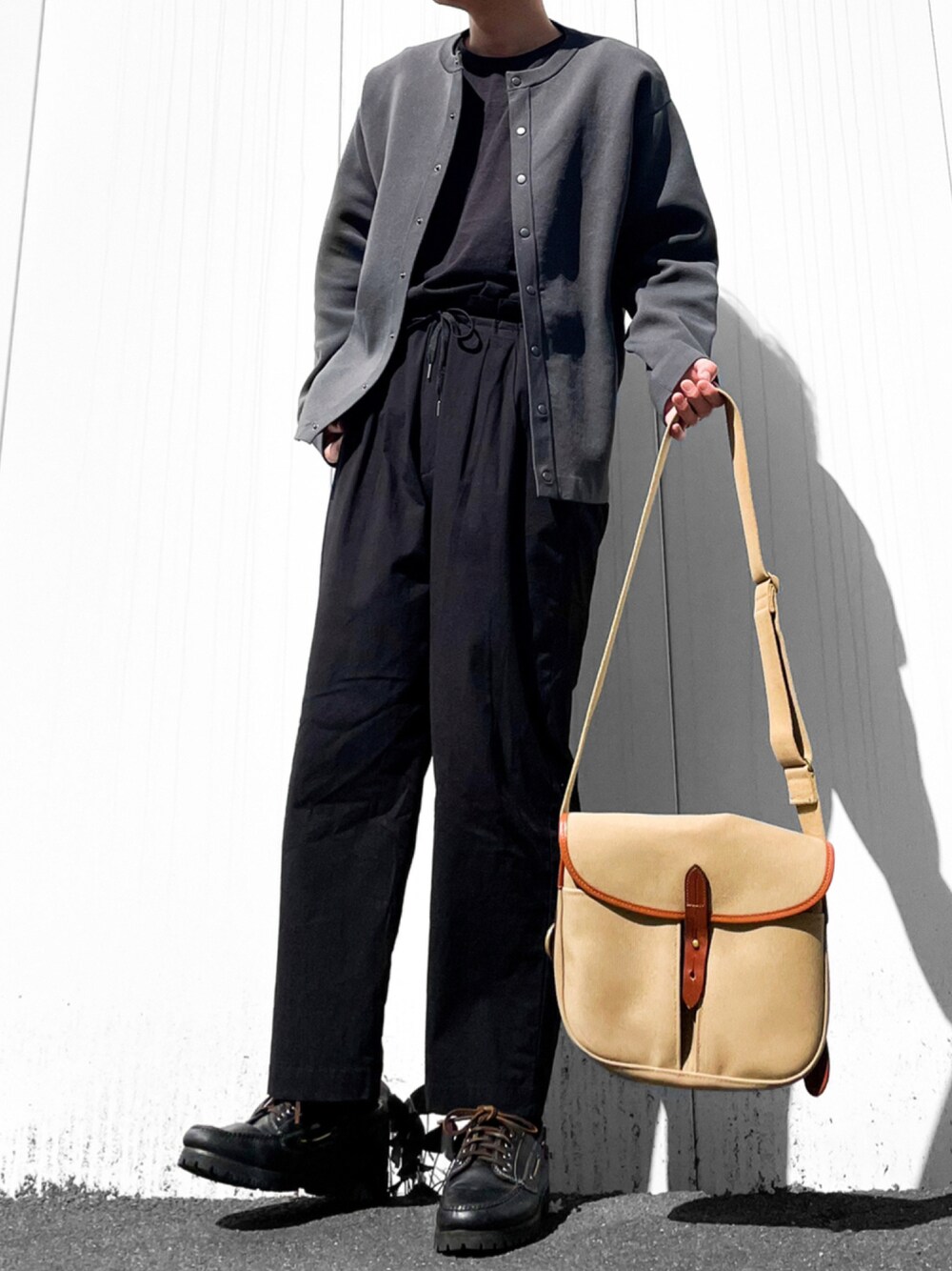 グリーン系のショルダーバッグ、グレー系のカーディガン/ボレロ、ブラック系のその他パンツを着用したメンズの秋コーディネートの1枚目の写真