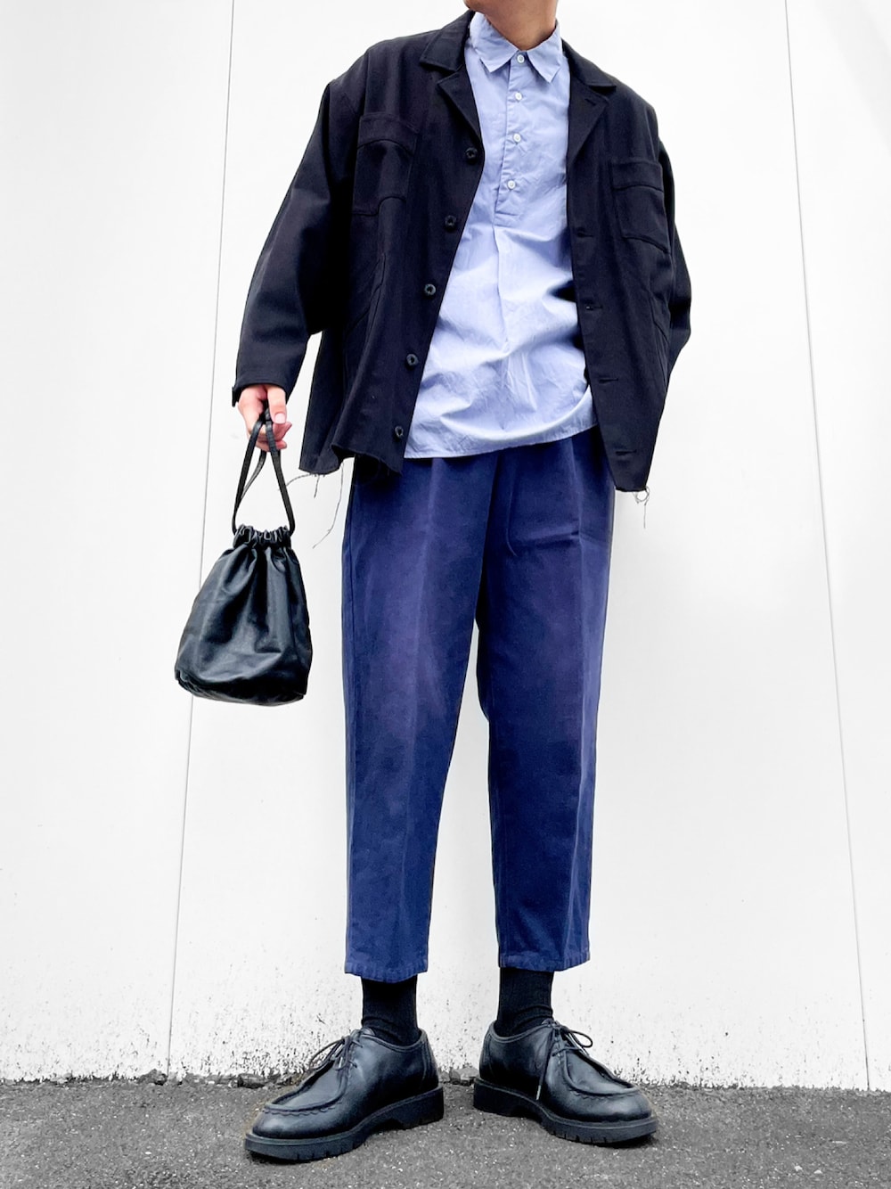 ブラック系のその他アウター、ブルー系のシャツ/ブラウス、ブルー系のその他パンツを着用したメンズの秋コーディネートの1枚目の写真