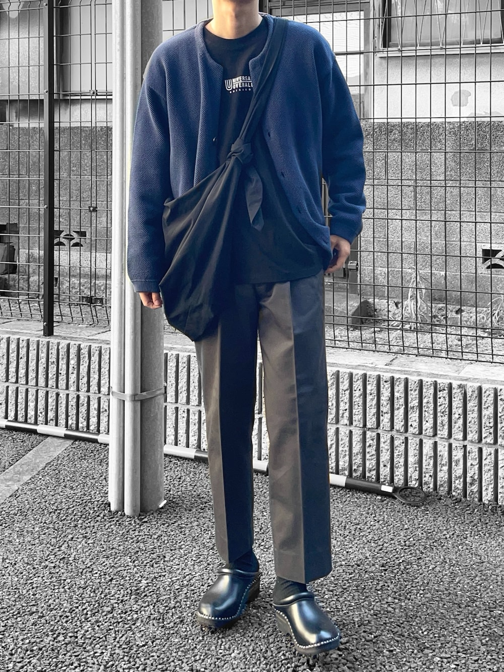 ブラック系のTシャツ/カットソー、ブルー系のカーディガン/ボレロ、ブラック系のショルダーバッグを着用したメンズの冬コーディネートの1枚目の写真