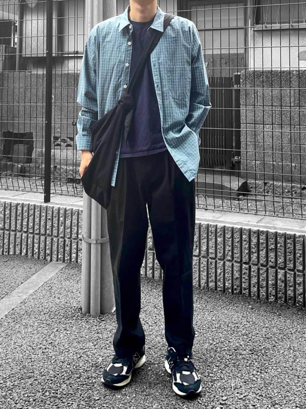 ブルー系のシャツ/ブラウス、ブラック系のショルダーバッグ、ブラック系のその他パンツを着用したメンズの夏コーディネートの1枚目の写真