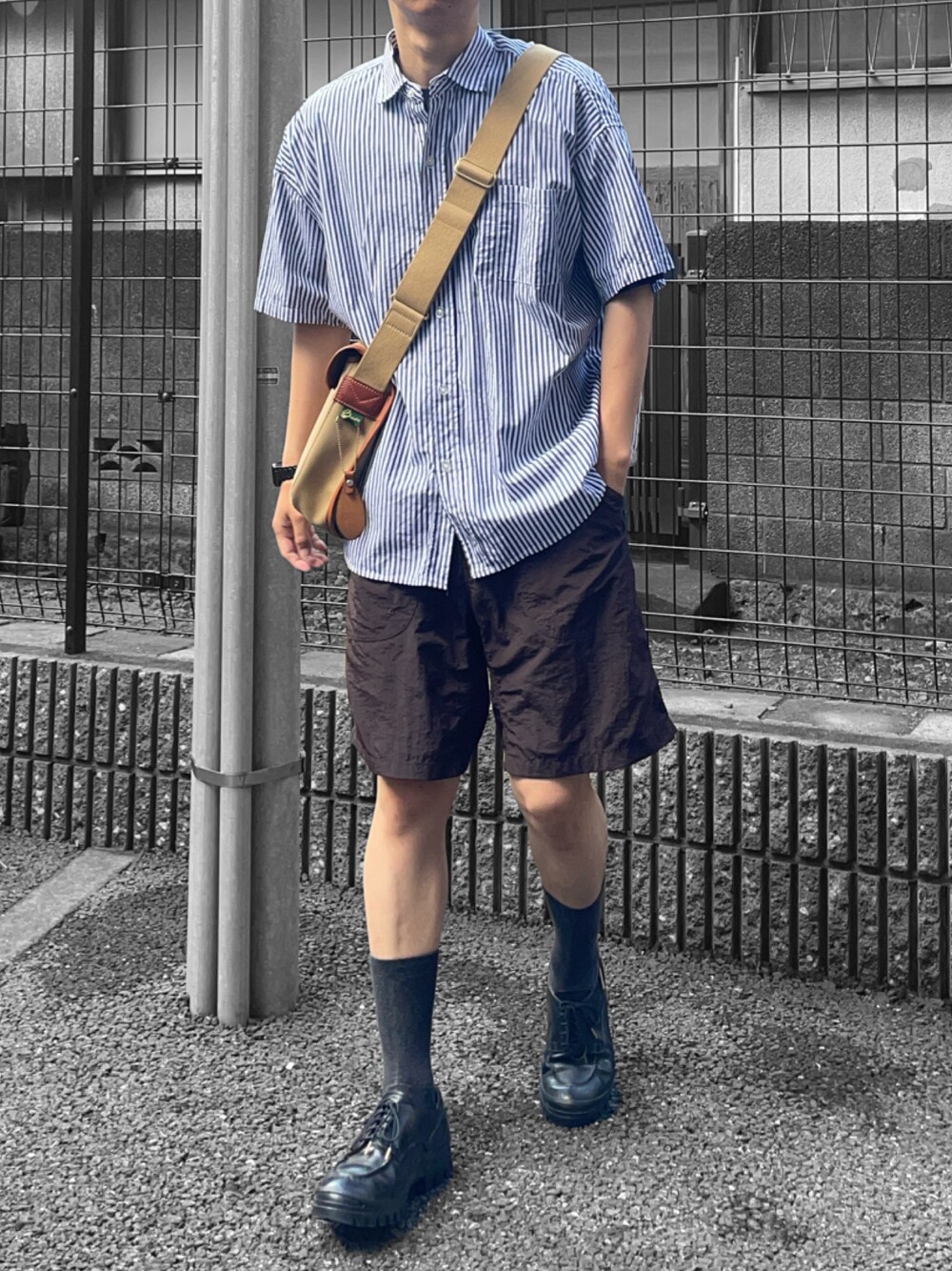 ベージュ系のショルダーバッグ、ブラック系のシャツ/ブラウス、ブラック系のその他シューズを着用したメンズの夏コーディネートの1枚目の写真