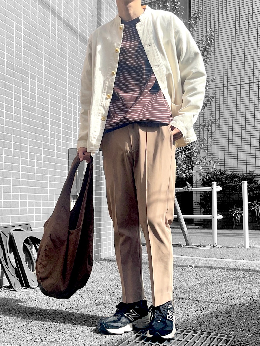 ベージュ系のカバーオール、ブラウン系のTシャツ/カットソー、ベージュ系のその他パンツを着用したメンズの冬コーディネートの1枚目の写真