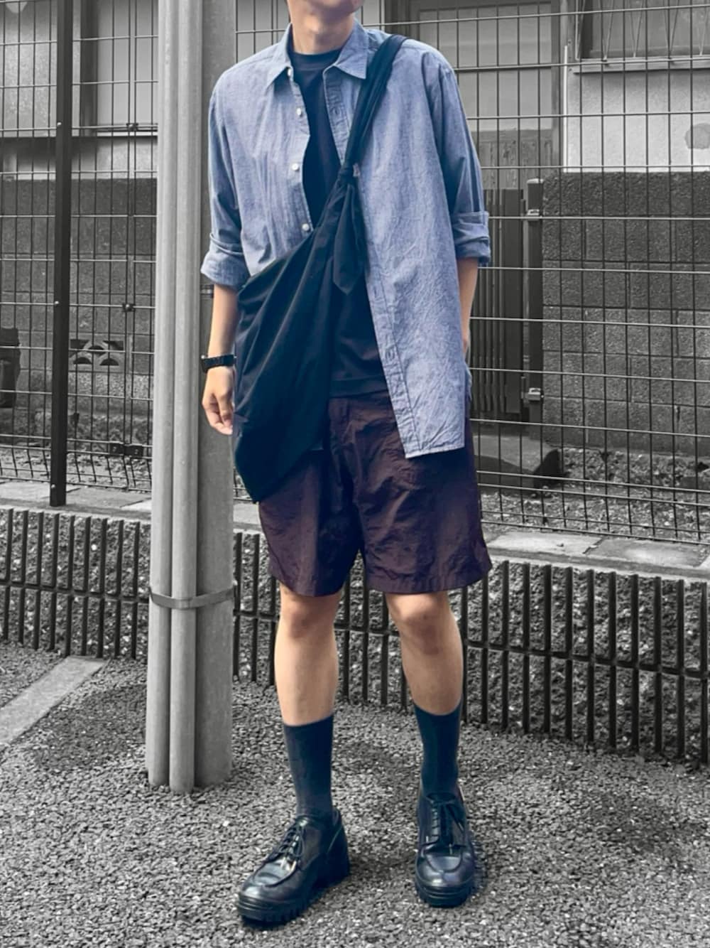 ブラック系のシャツ/ブラウス、ブラック系のショルダーバッグ、ブラック系のその他シューズを着用したメンズの夏コーディネートの1枚目の写真