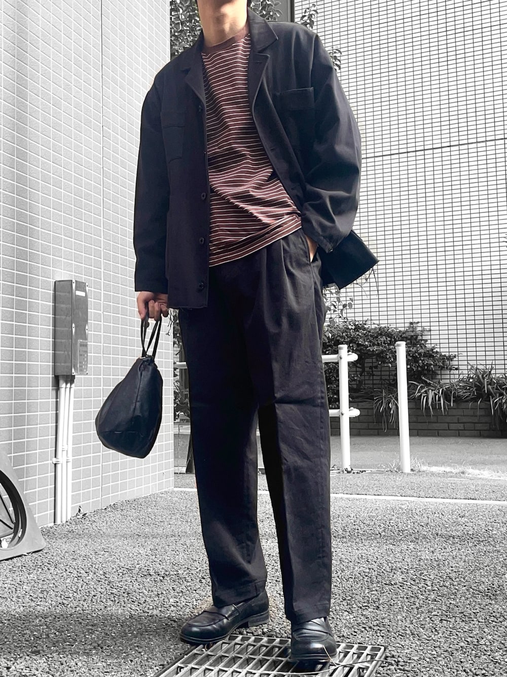 ブラック系のその他パンツ、ブラック系のショルダーバッグ、ブラック系のローファーを着用したメンズの春コーディネートの1枚目の写真