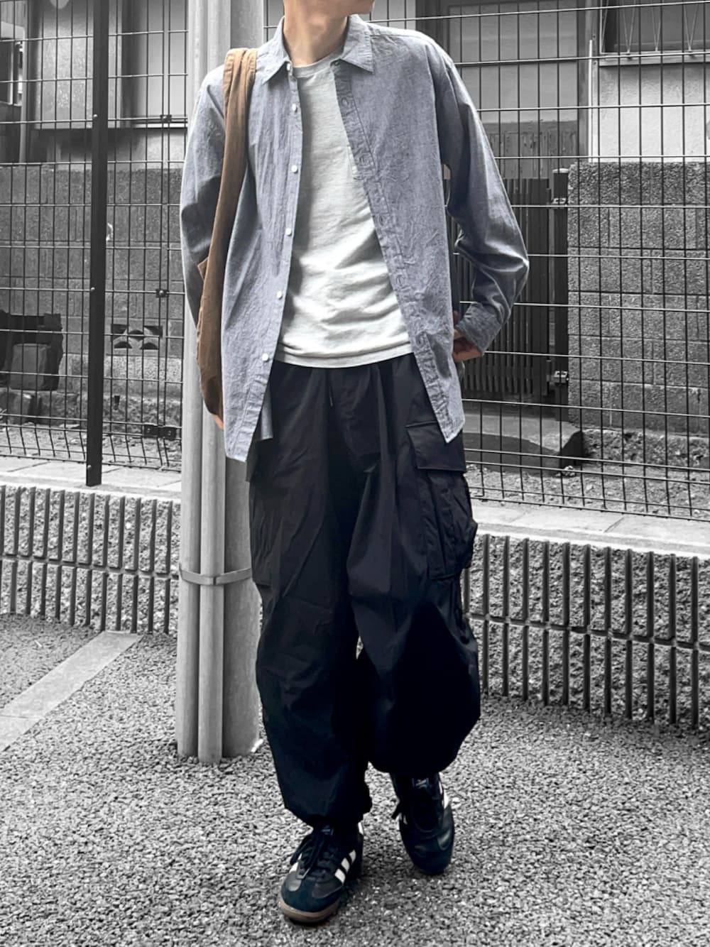 ブラック系のシャツ/ブラウス、グレー系のTシャツ/カットソー、ブラック系のカーゴパンツを着用したメンズの春コーディネートの1枚目の写真