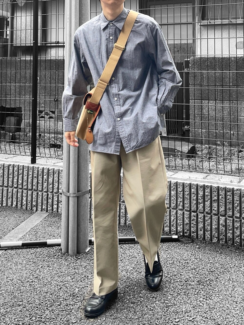ブラック系のシャツ/ブラウス、ベージュ系のショルダーバッグ、ベージュ系のスラックスを着用したメンズの春コーディネートの1枚目の写真