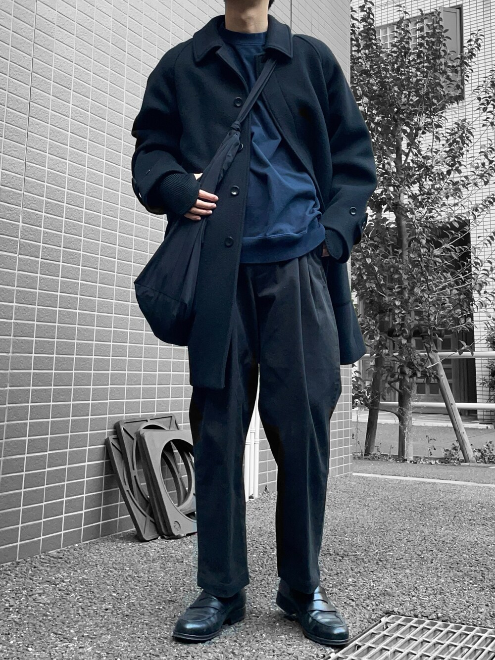 ブルー系のスウェット、ブラック系のジャケット/アウター、ブラック系のショルダーバッグを着用したメンズの冬コーディネートの1枚目の写真